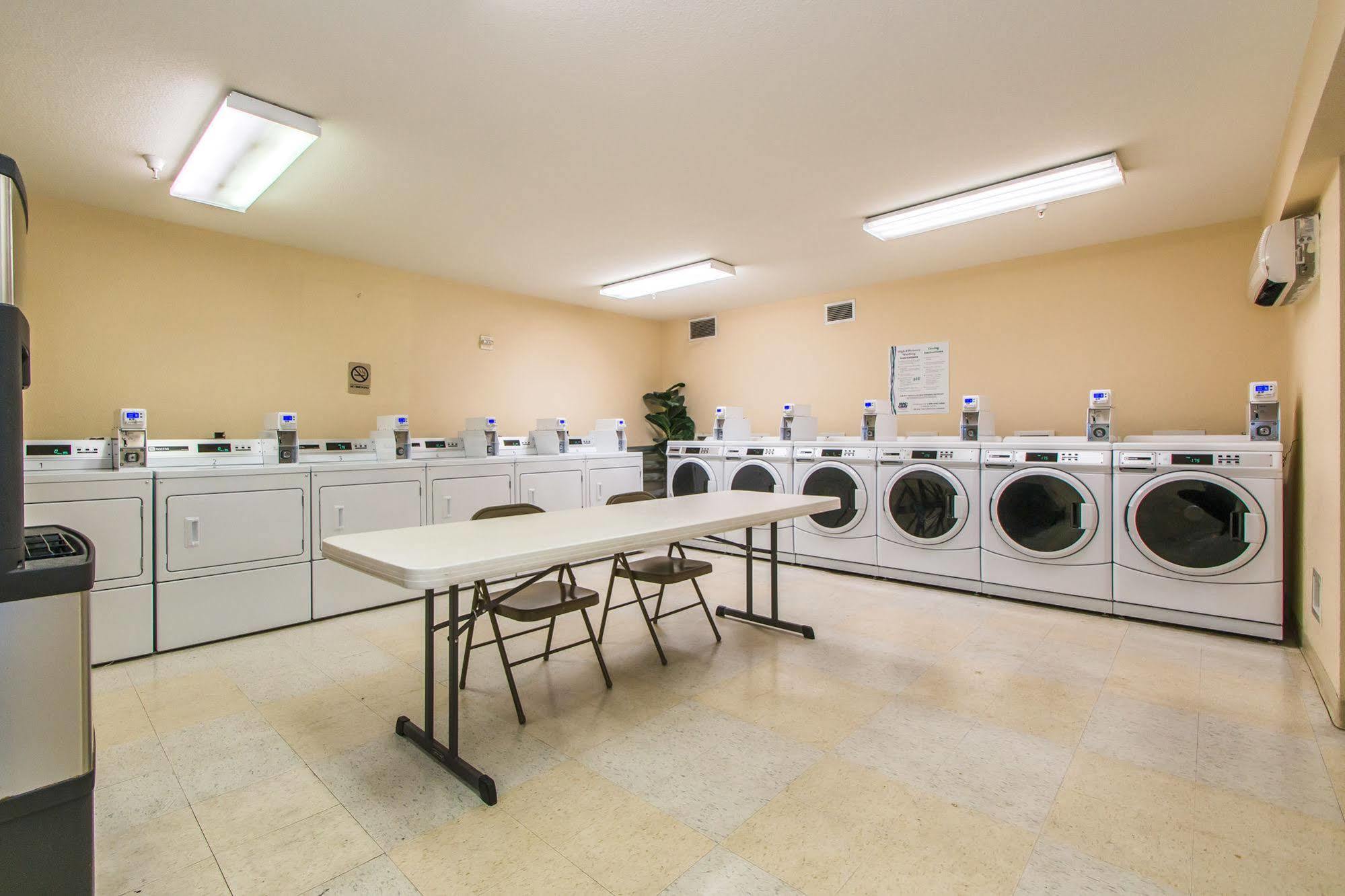 Intown Suites Extended Stay Greensboro Nc - Airport Εξωτερικό φωτογραφία