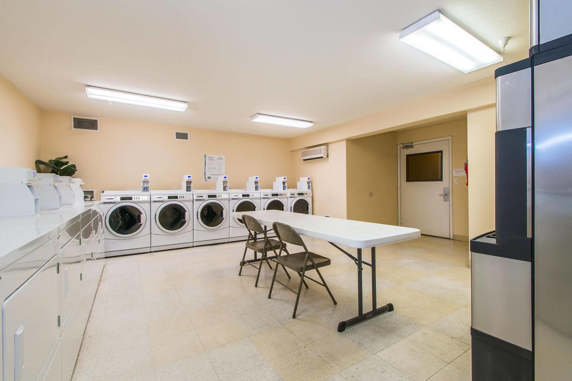 Intown Suites Extended Stay Greensboro Nc - Airport Εξωτερικό φωτογραφία