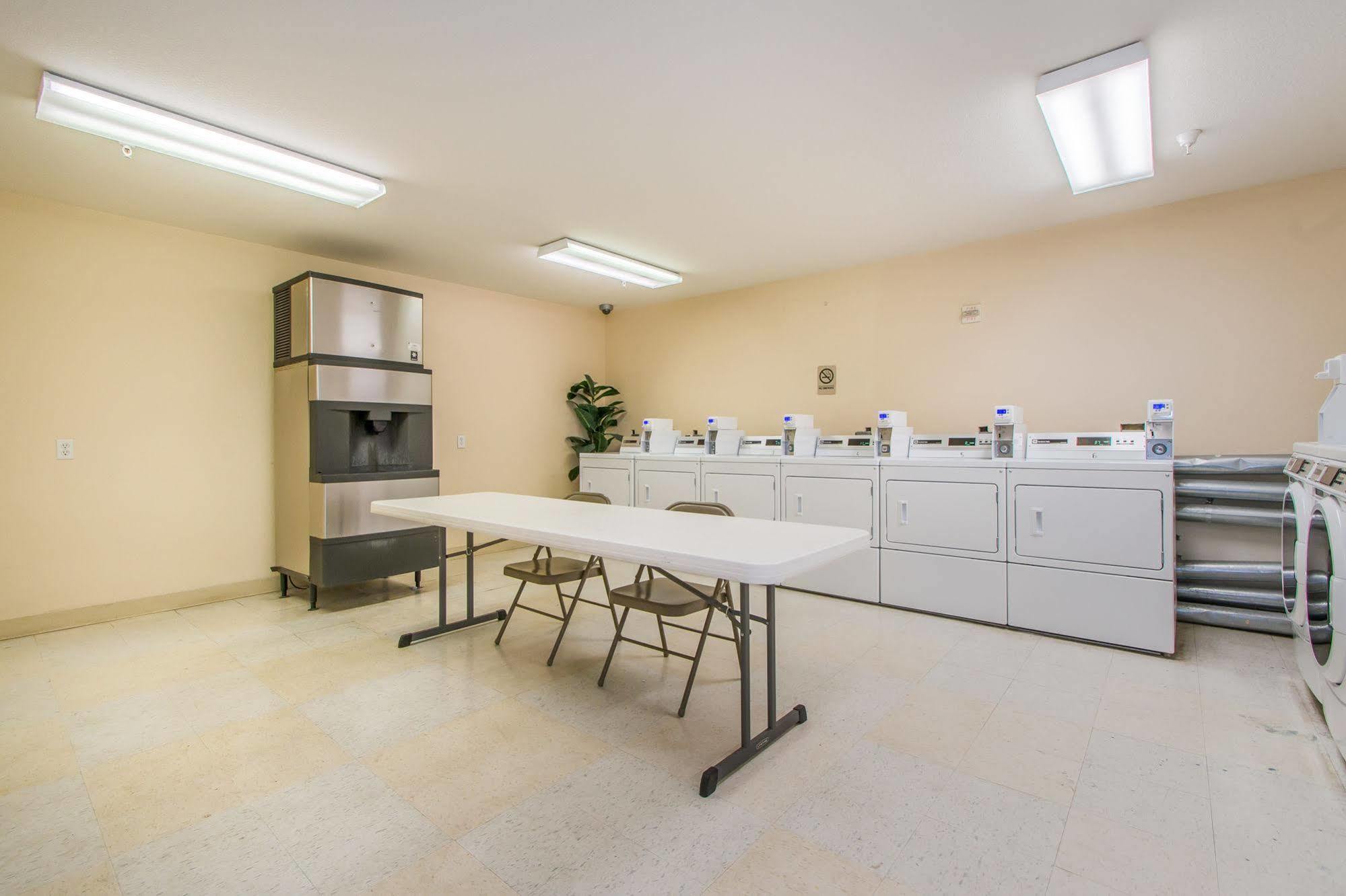 Intown Suites Extended Stay Greensboro Nc - Airport Εξωτερικό φωτογραφία
